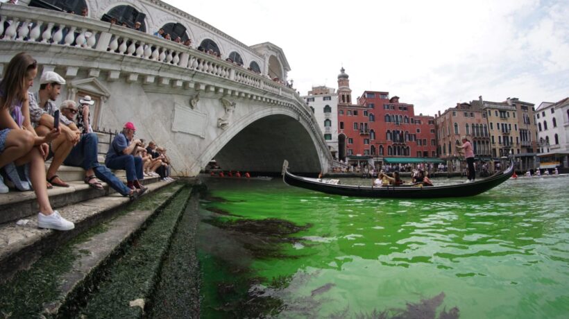 Acqua fluo nel Canal Grande. Alla fine l’unica ecoansia l’abbiamo per i teppisti verdi