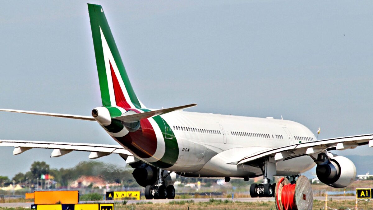 Nel dl Lavoro 257 milioni per Alitalia. Niente sgravi per chi assume badanti