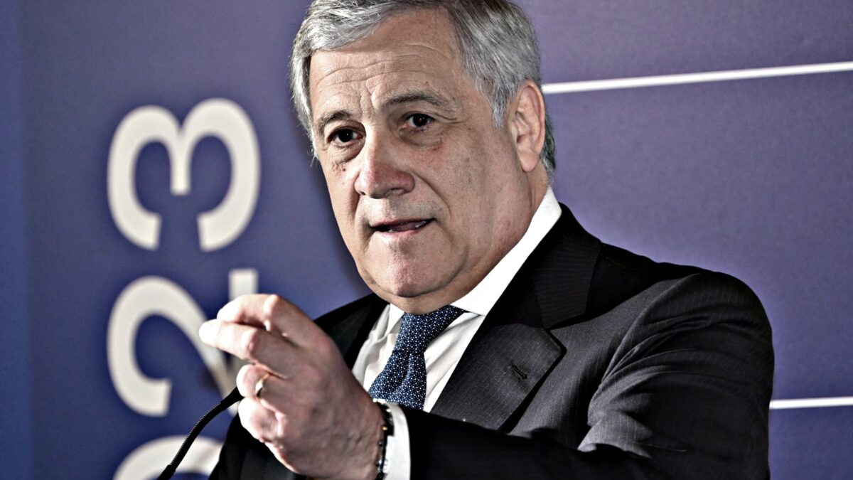 Tajani annulla la sua visita a Parigi. A sinistra solo Calenda si espone