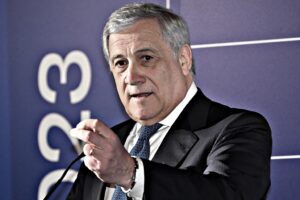 Tajani annulla la sua visita a Parigi. A sinistra solo Calenda si espone