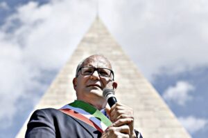 Gualtieri gioca al green come Sala. A Roma la Ztl anche per i residenti