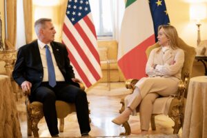 McCarthy in missione anti cinese dalla Meloni e da papa Francesco