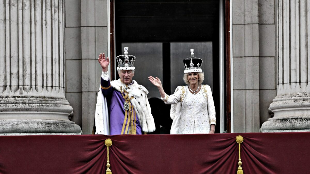 Carlo III incoronato senza intoppi. Il popolo però attende William e Kate