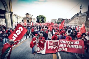 Pur di attaccare la Meloni i sindacati si buttano a destra