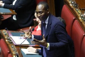 E Soumahoro cerca di rilanciarsi con una sceneggiata a Lampedusa