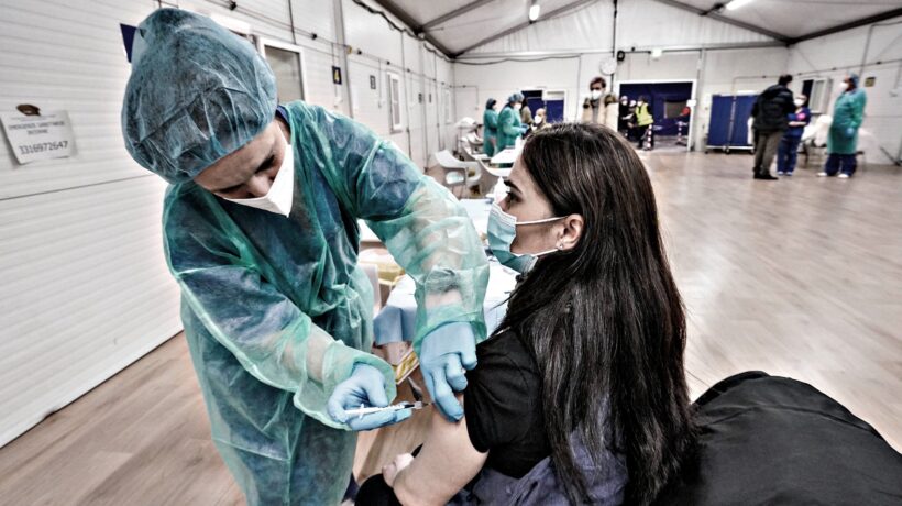 Le virostar insistono: «Il virus c’è ancora, altre dosi ai fragili»