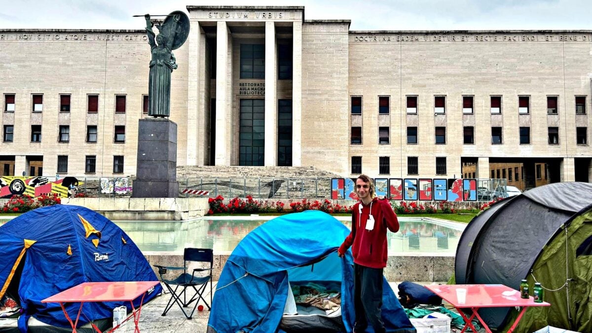 La farsa delle tende per il caro affitti serve a non parlare del nodo stipendi