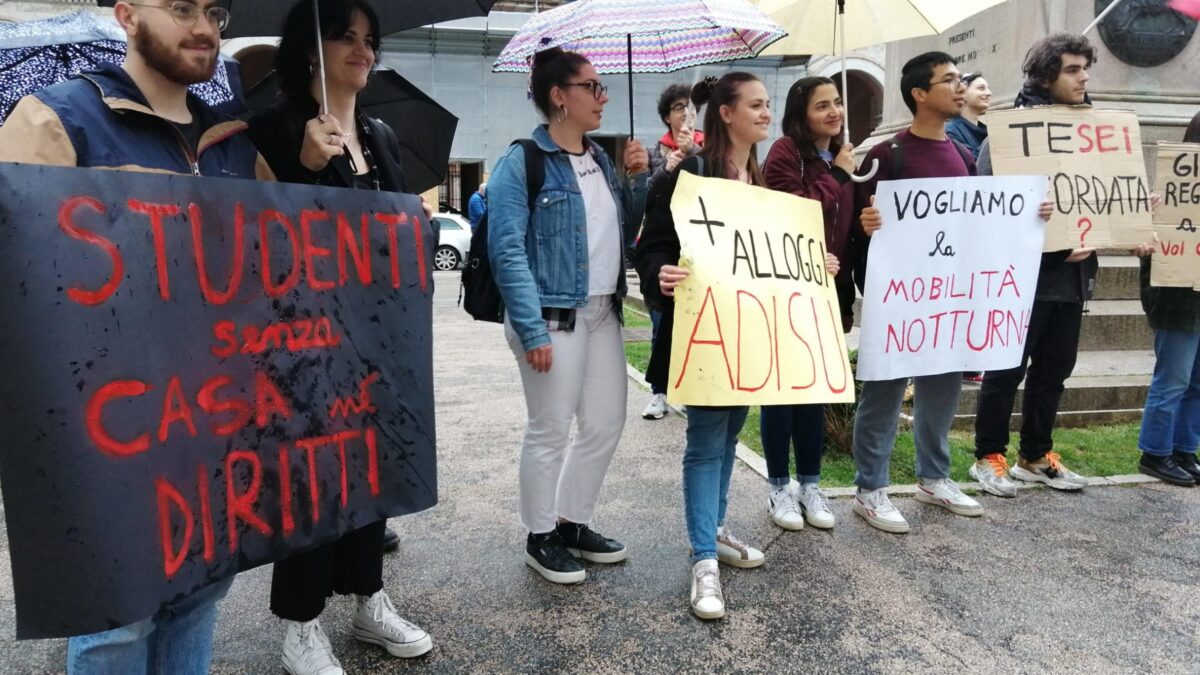 Gli studenti tacevano sul green pass e adesso si lamentano per mezz’ora di treno