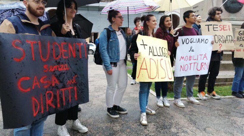 Gli studenti tacevano sul green pass e adesso si lamentano per mezz’ora di treno