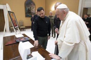 Zelensky da Meloni, Mattarella e Papa. Chigi e Vaticano, convergenze parallele