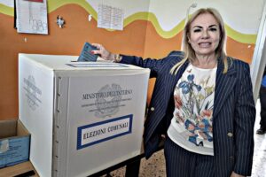 La destra avanti in attesa del secondo round