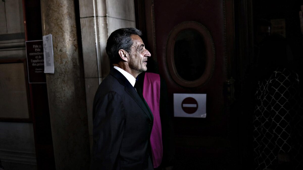 Sarkozy non ha più niente da ridere. Condanna a tre anni, uno ai domiciliari