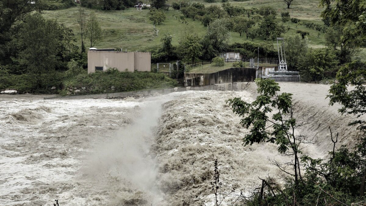 I fiumi minacciano cinque province. Le vittime salgono a 15, caos ospedali