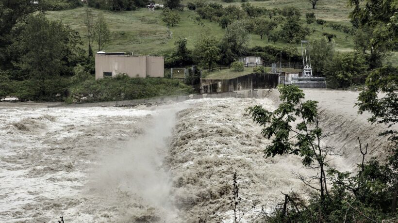 I fiumi minacciano cinque province. Le vittime salgono a 15, caos ospedali