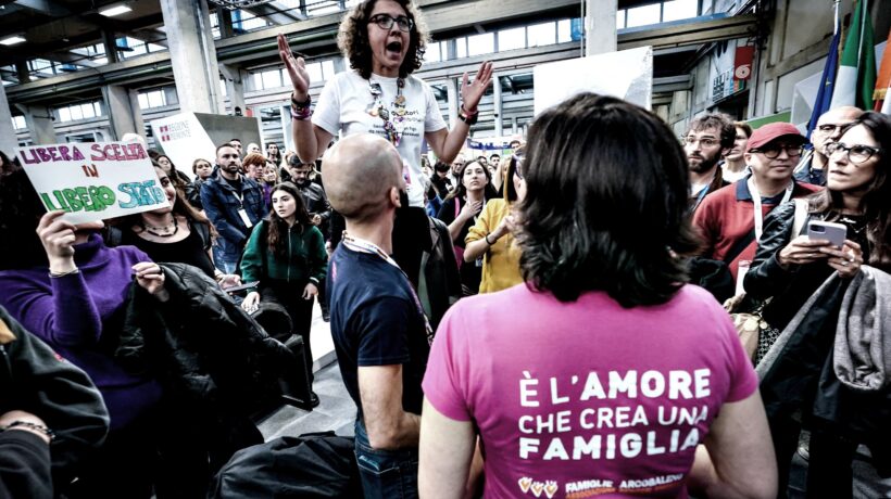 Squadracce femministe cacciano la Roccella
