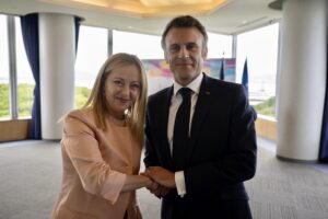 Tregua armata fra Francia e Italia. La Meloni non molla sugli aiuti a Tunisi