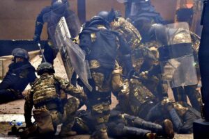 Scontri in Kosovo. Feriti 11 italiani del contingente Nato