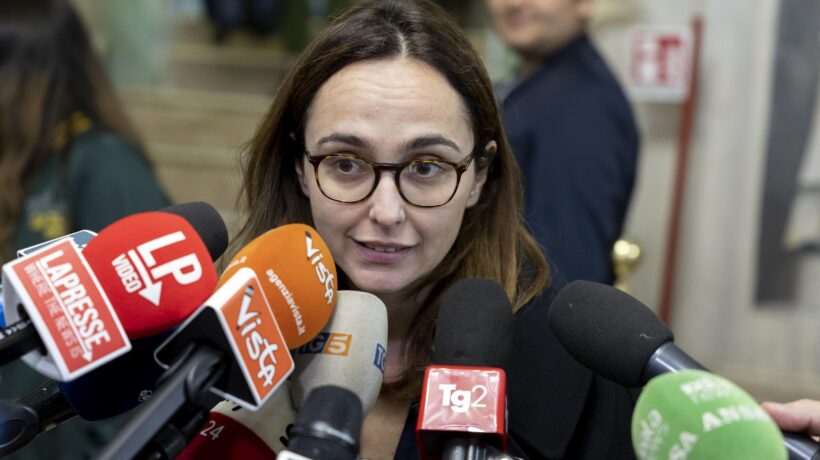 La sinistra si impicca alla telecamera che difende l’ambasciata iraniana
