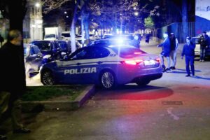 Africano segue  donna fino a casa: entra di forza e tenta di stuprarla