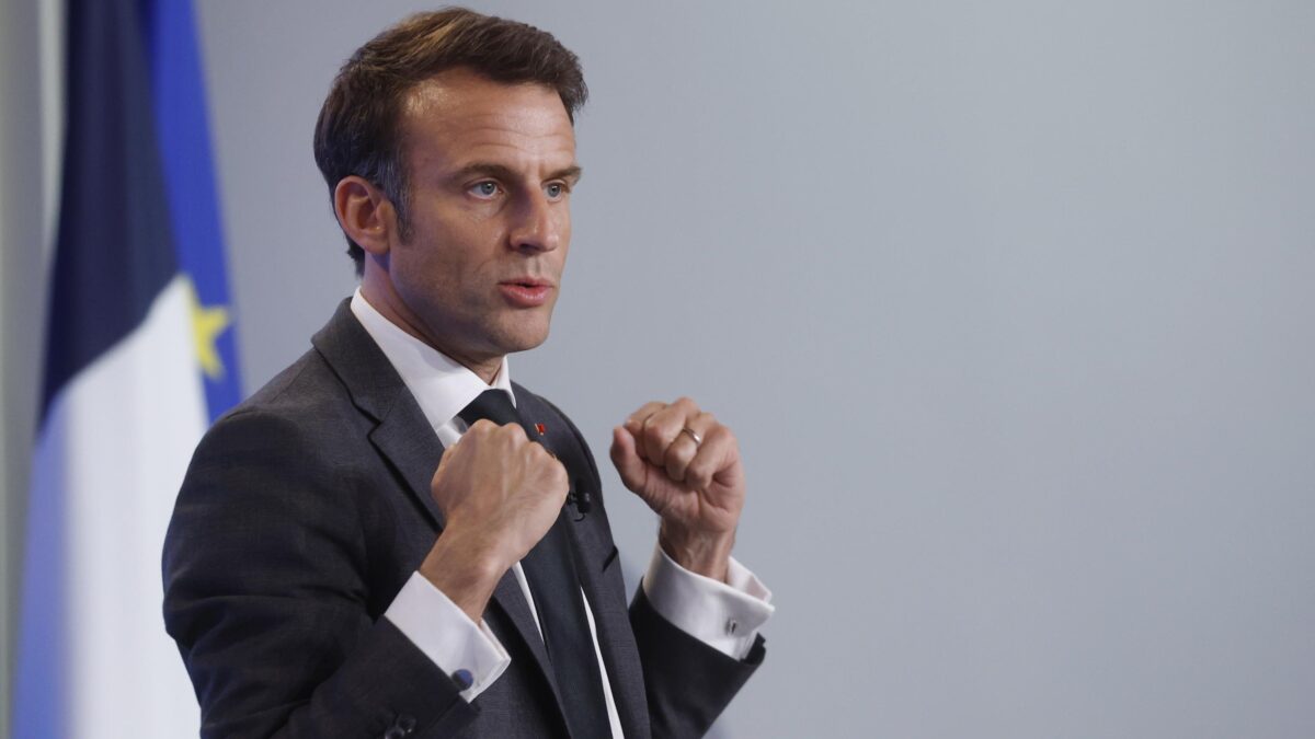 Macron il galletto anti italiano non piace neppure ai media francesi