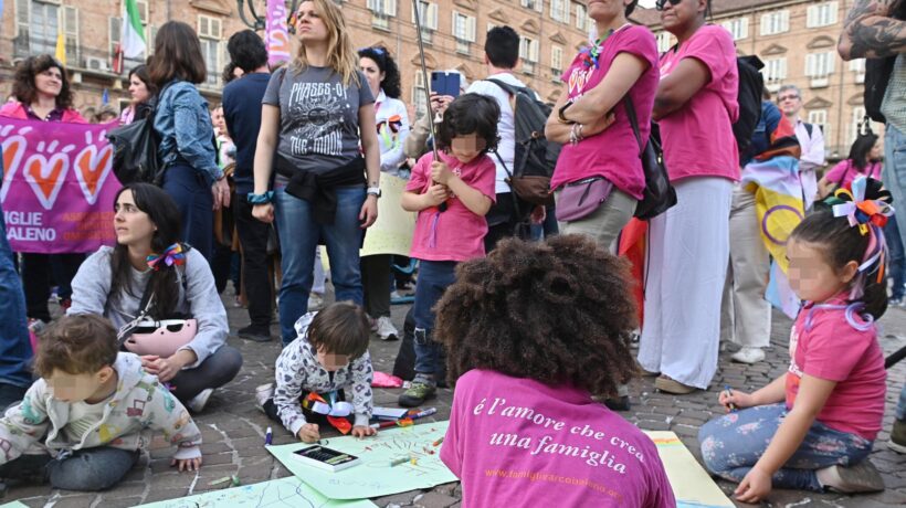 Con la scusa dei diritti arcobaleno sdoganano la maternità surrogata