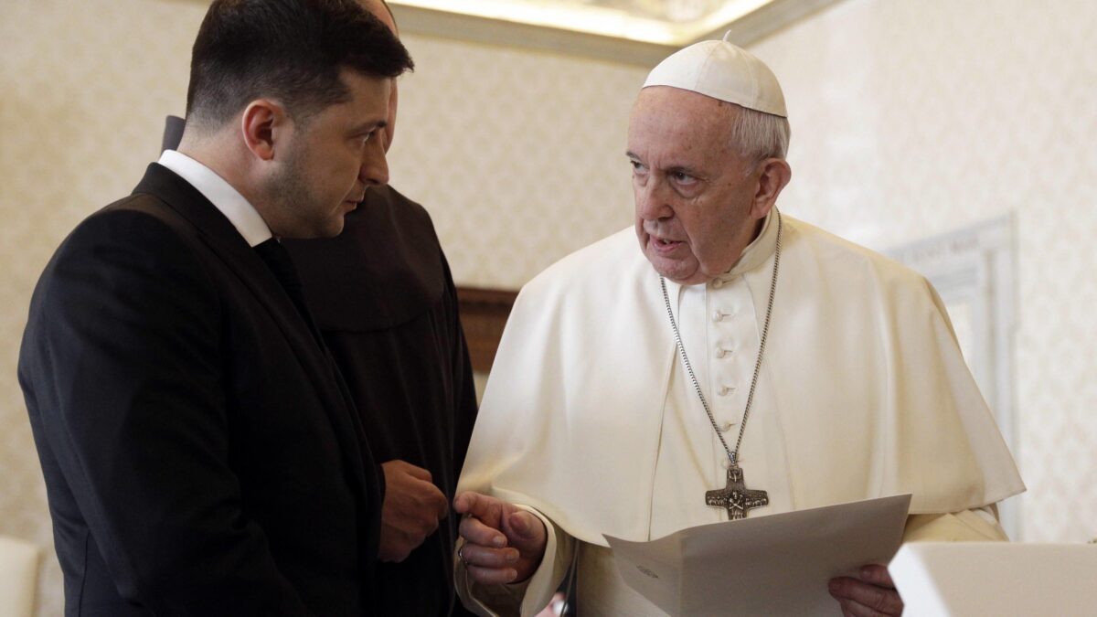 Zelensky a Roma. In Vaticano Bergoglio è pronto a stanarlo per intavolare la pace