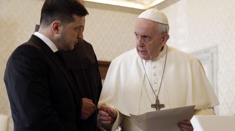 Zelensky a Roma. In Vaticano Bergoglio è pronto a stanarlo per intavolare la pace