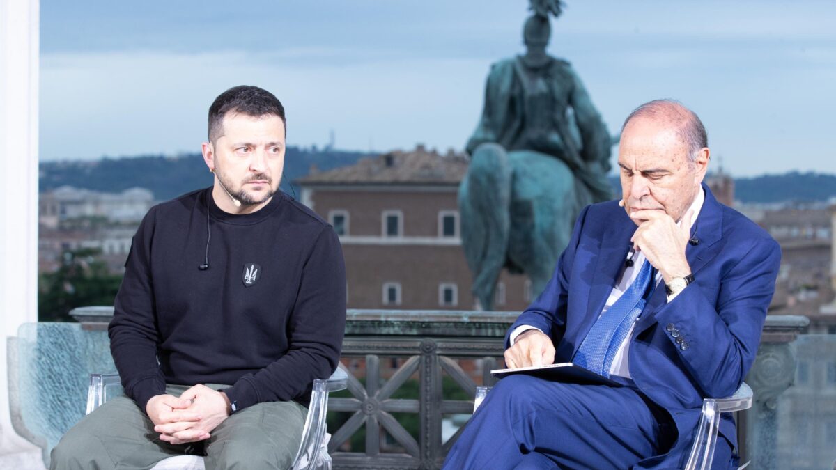 Zelensky: «Se non ci aiutate, combatterete»