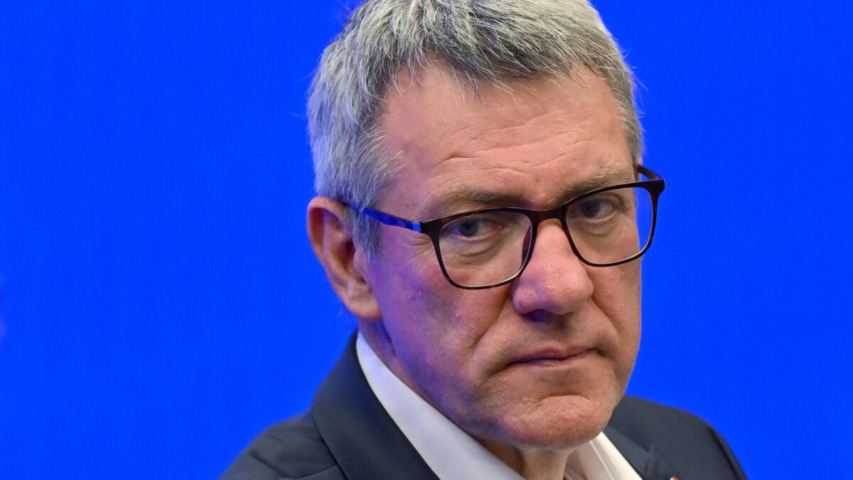 Landini si infila sotto le tendeper mangiarsi Conte e Schlein