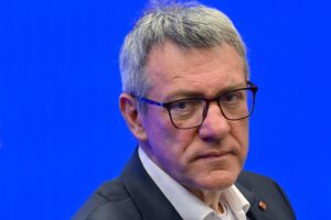 Landini si infila sotto le tendeper mangiarsi Conte e Schlein