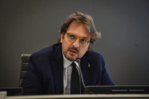 Guidesi: «Grazie ai ritardi  Ue sulle bollette i francesi pagano un decimo di noi»