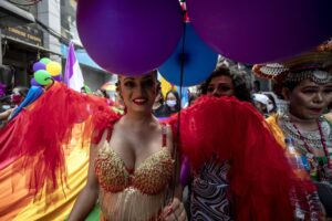 «Il corpo è un’opinione e la cultura è queer». L’assalto ai più piccoli dei missionari Lgbt