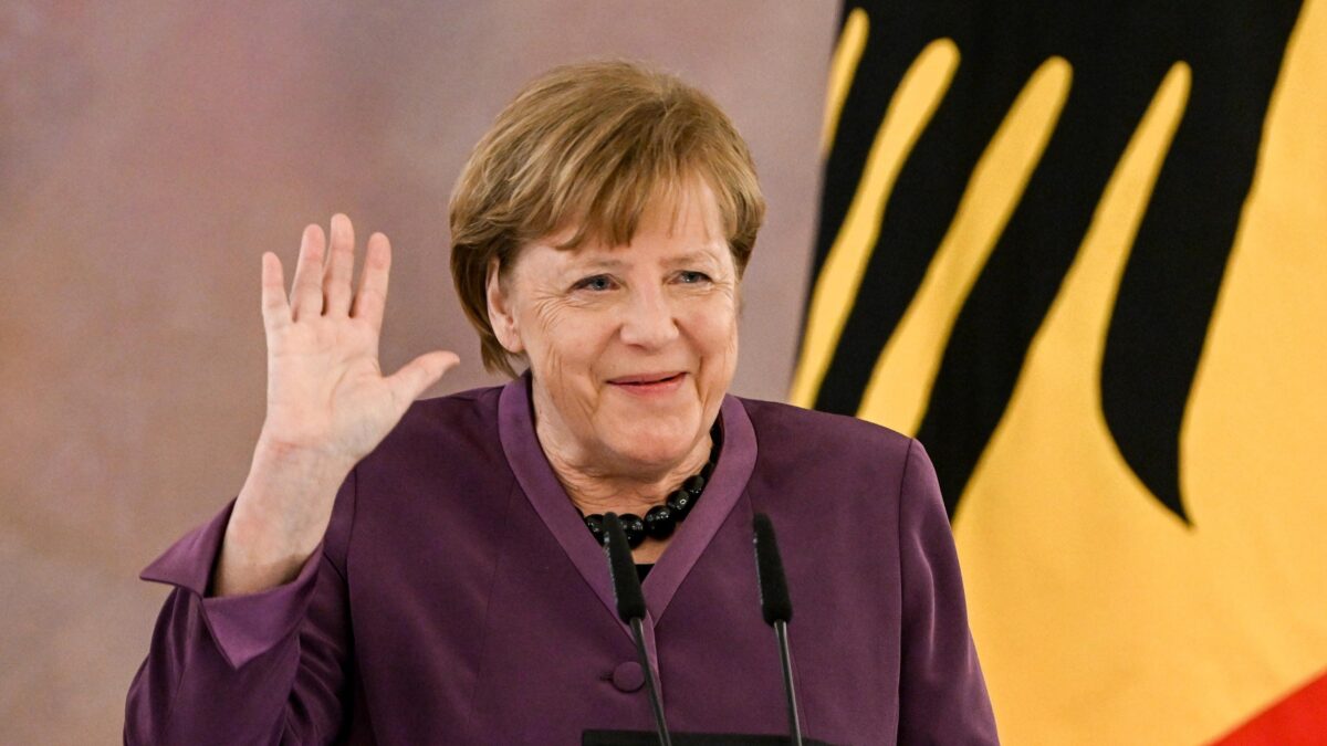 Dopo averla applaudita per anni ora provano a scaricare la Merkel