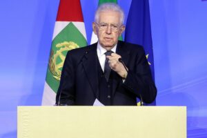 L’uomo mandato dalla Commissione ha un nuovo compito: rifilarci il Mes