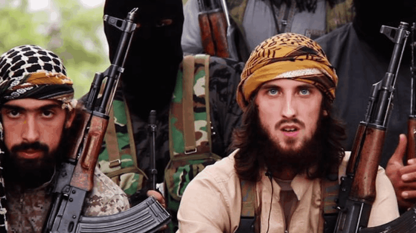 Due jihadisti francesi in un frame tratto da un video di propaganda diffuso dall'Isis