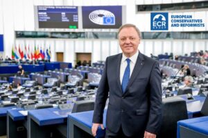 Bruxelles assolve i vaccini ma sorvola su effetti avversi e mortalità in eccesso