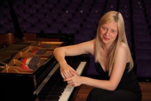 Pianista «filorussa» bandita a teatro. Per sentirla serve la tv indipendente