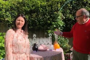 Le pillole di galateo di Petra e Carlo: l’aperitivo in giardino