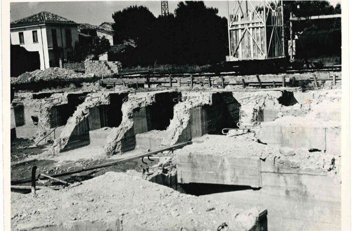 Rovine della torre piezometrica di Ravenna prima della ricostruzione.