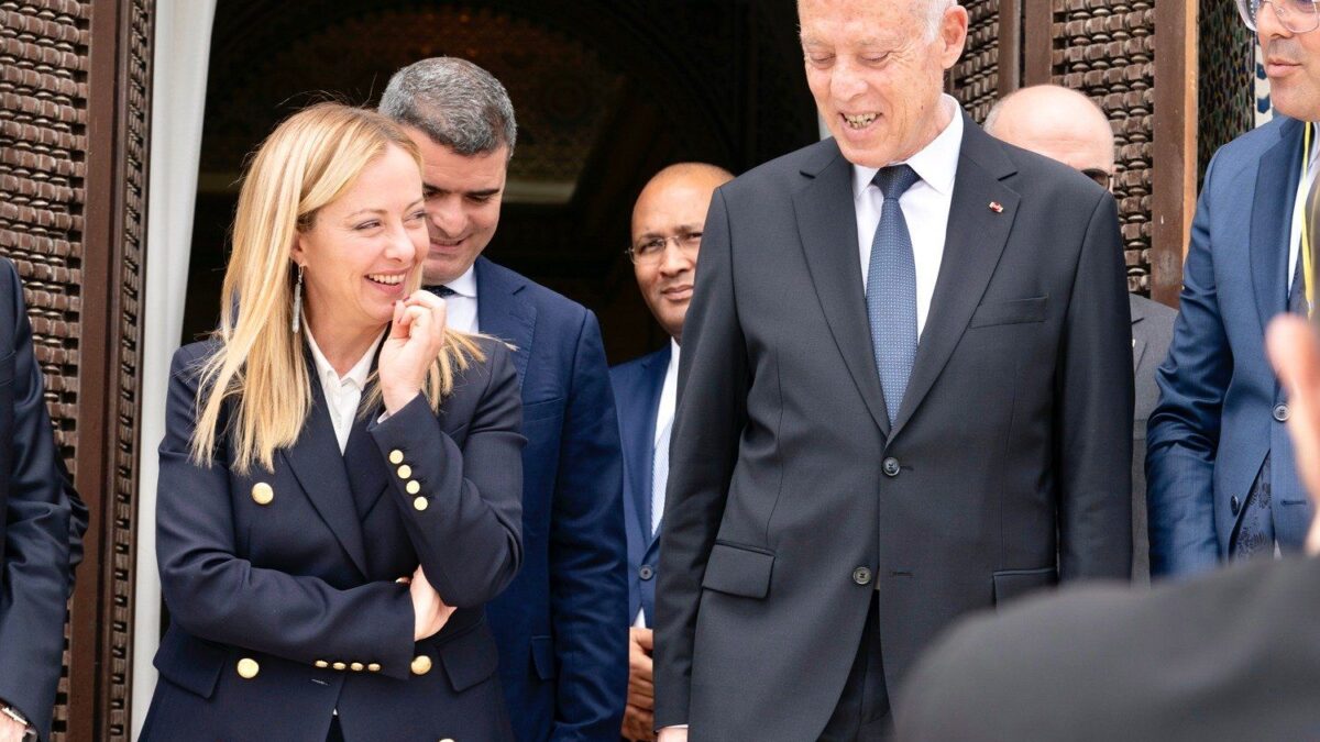 La Meloni prova a sfilare la Tunisia a Macron