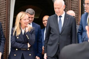 La Meloni prova a sfilare la Tunisia a Macron