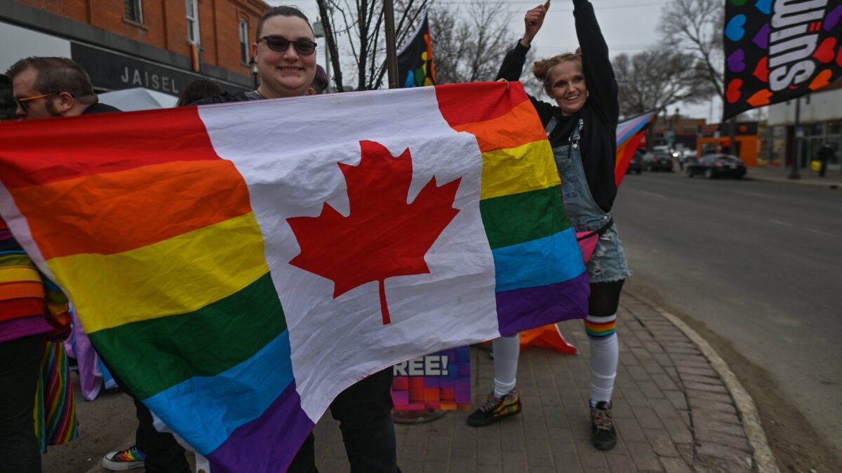 I deliri Lgbt innescano la rivolta in Canada