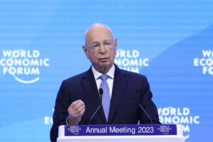 Il re di Davos detta la linea ai verdi: «Ci salveremo grazie all’estinzione»