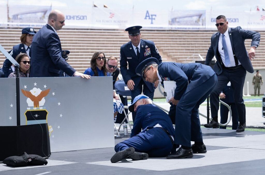 Biden inciampa e cade un’altra volta. Riconferma sempre più traballante
