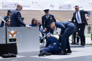 Biden inciampa e cade un’altra volta. Riconferma sempre più traballante