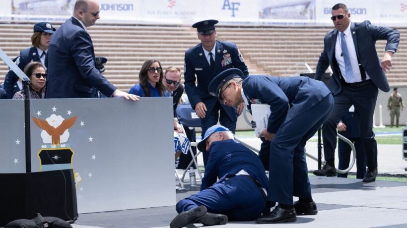 Biden inciampa e cade un’altra volta. Riconferma sempre più traballante