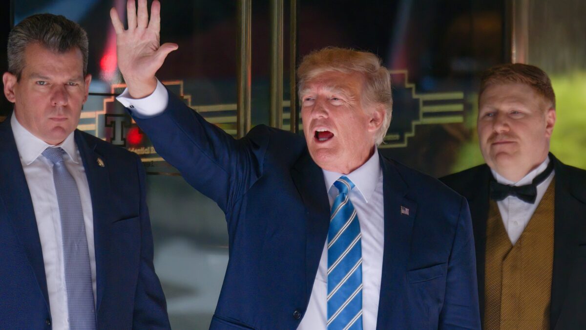 37 capi d’accusa per Trump. Adesso gli danno la caccia i federali
