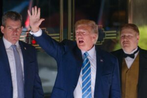 37 capi d’accusa per Trump. Adesso gli danno la caccia i federali