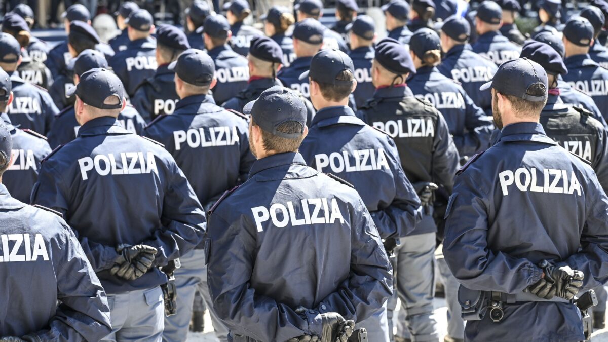 Leggi folli e burocrazia. Così legano le mani alle forze dell’ordine