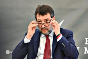 Salvini vuol stanare il Ppe: «Basta ammucchiate in Ue. O con noi o coi socialisti»